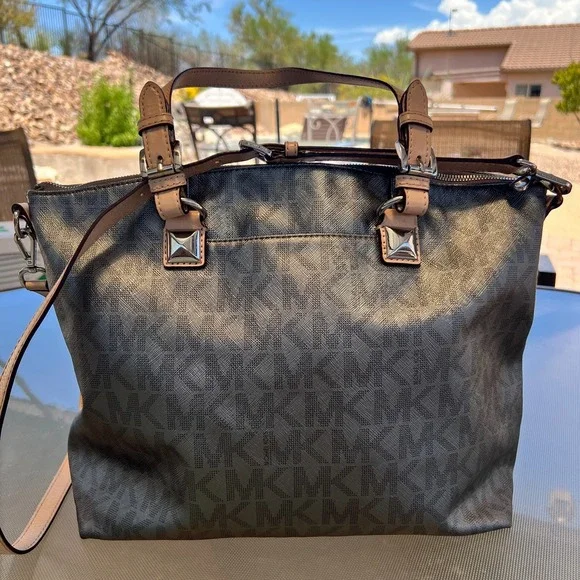Michael Kors Jet Set Large Logo Tote Handbag Silver MK Monogram Crossbody Zip - Picture 2 of 10